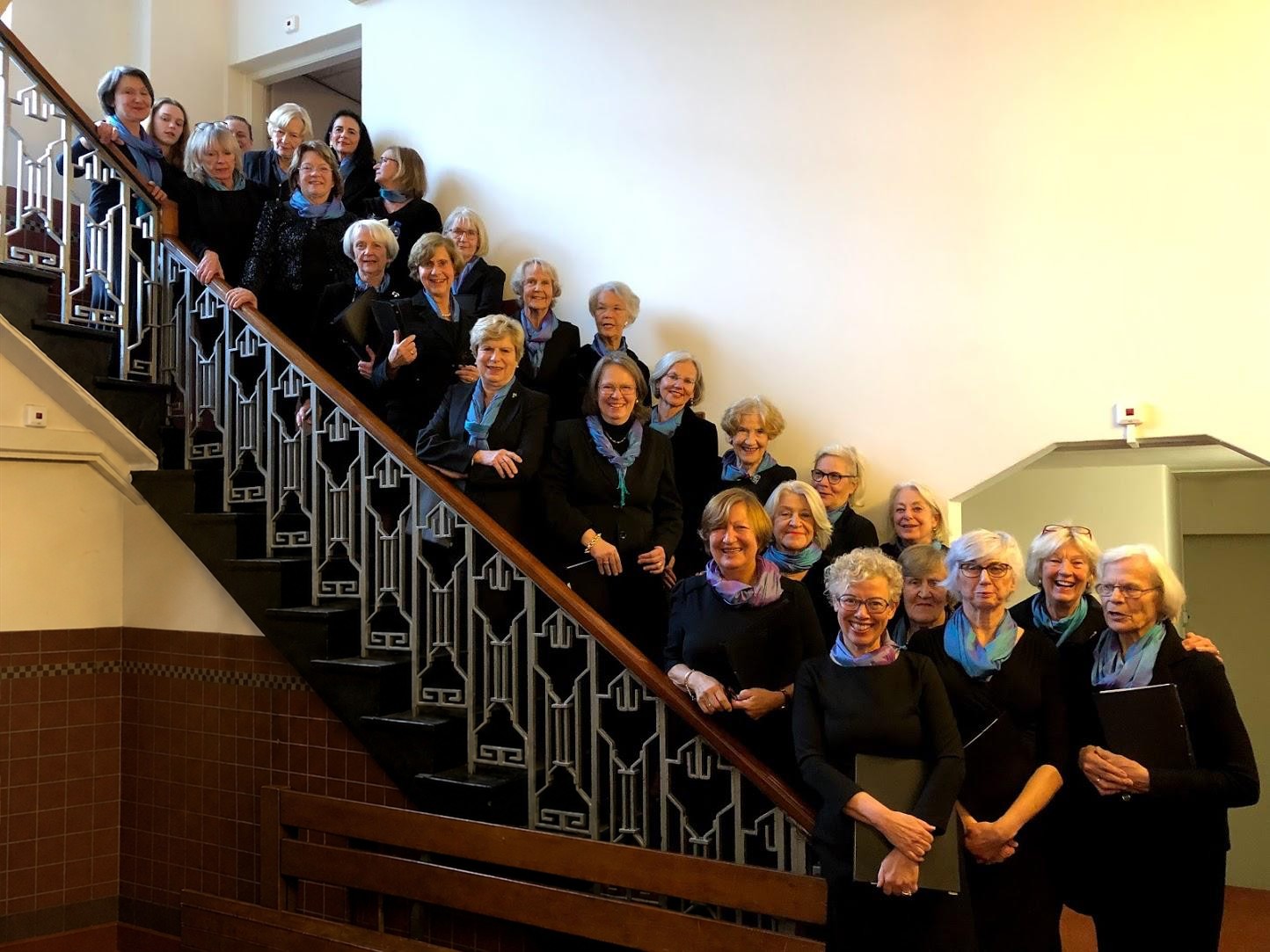 Leden van Semper Cantantes op de trap